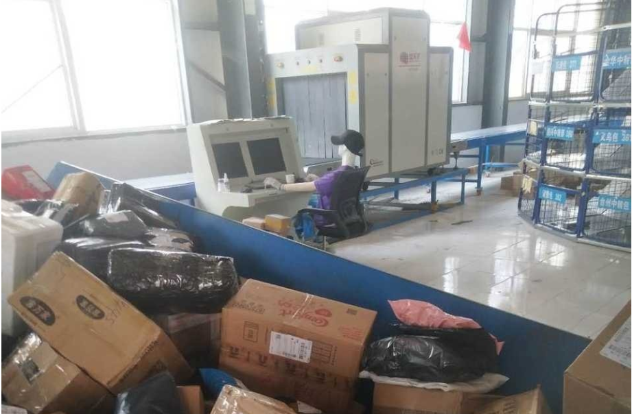 某快递一网点使用假人安检