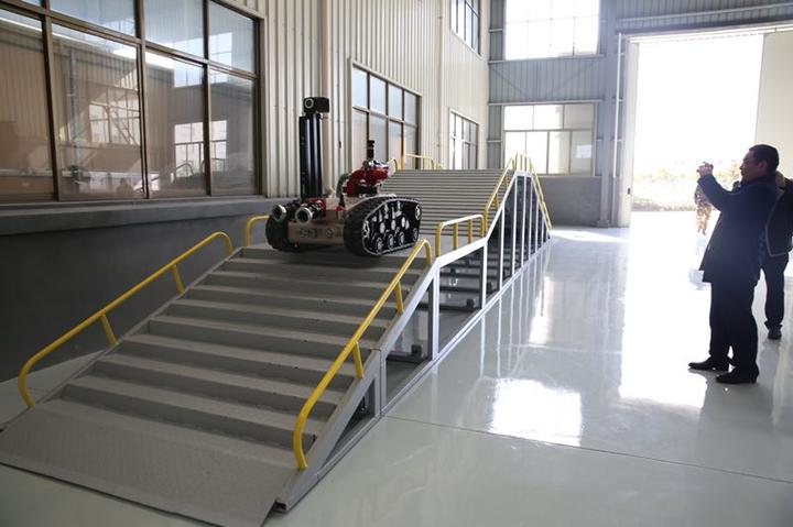 小身板大能耐 消防机器人“入伍”显身手(图3)