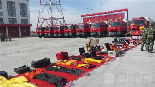 25辆高性能新型消防车辆交付扬州消防(图3)