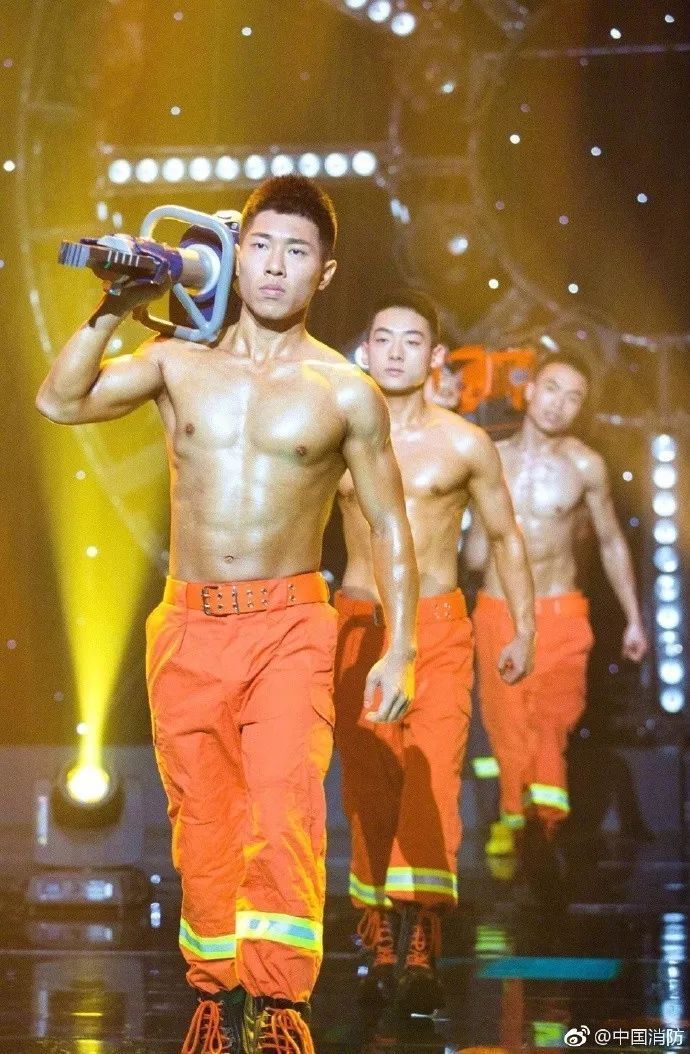 浴火重生的逆行者，肌肉越大责任越大，这才是真汉子——中国消防员(图3)