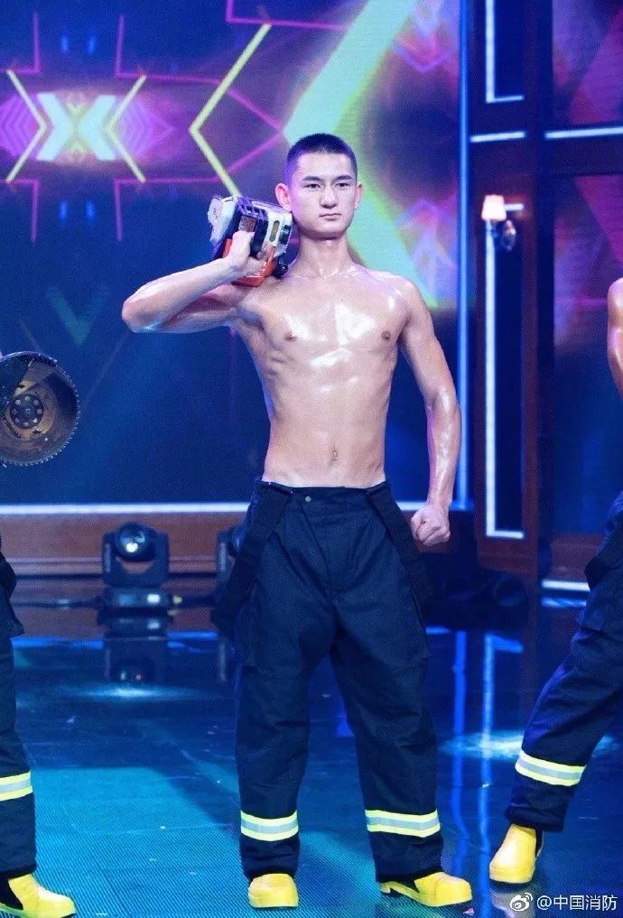 浴火重生的逆行者，肌肉越大责任越大，这才是真汉子——中国消防员(图6)