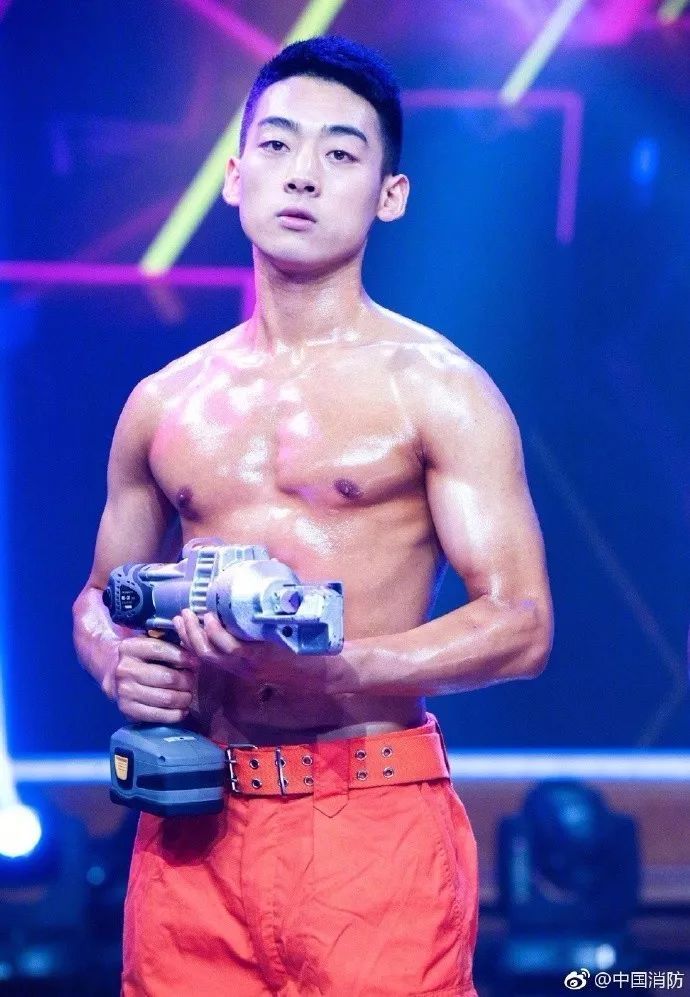浴火重生的逆行者，肌肉越大责任越大，这才是真汉子——中国消防员(图4)