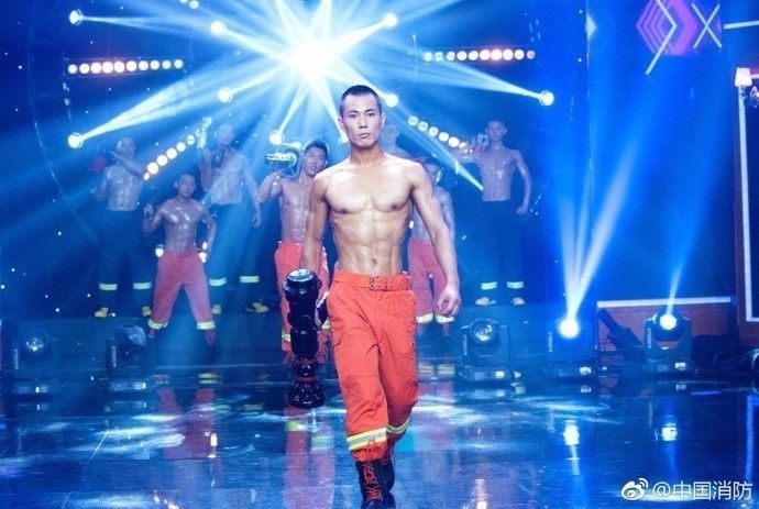 浴火重生的逆行者，肌肉越大责任越大，这才是真汉子——中国消防员(图7)