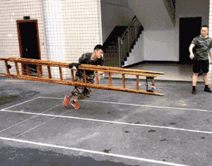 浴火重生的逆行者，肌肉越大责任越大，这才是真汉子——中国消防员(图13)