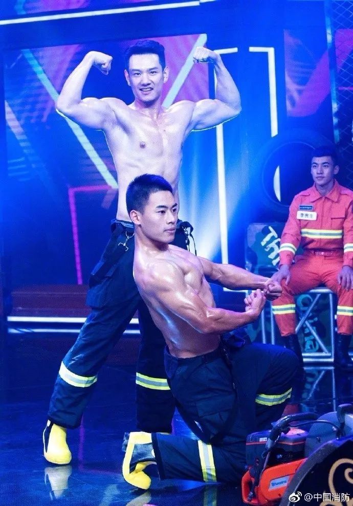 浴火重生的逆行者，肌肉越大责任越大，这才是真汉子——中国消防员(图8)
