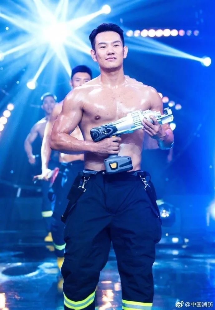 浴火重生的逆行者，肌肉越大责任越大，这才是真汉子——中国消防员(图2)