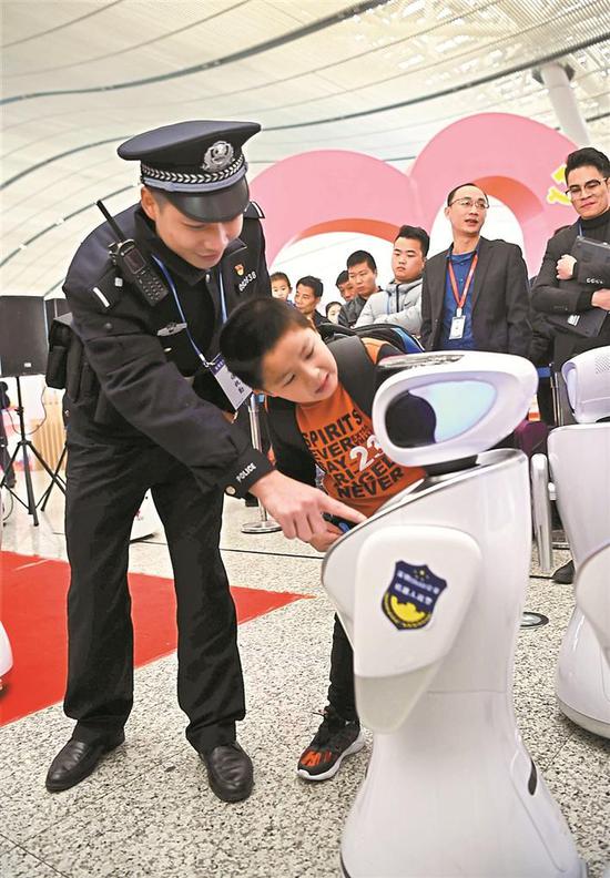 20台警用机器人深圳北站上岗 可完成治安巡逻等工作(图2)