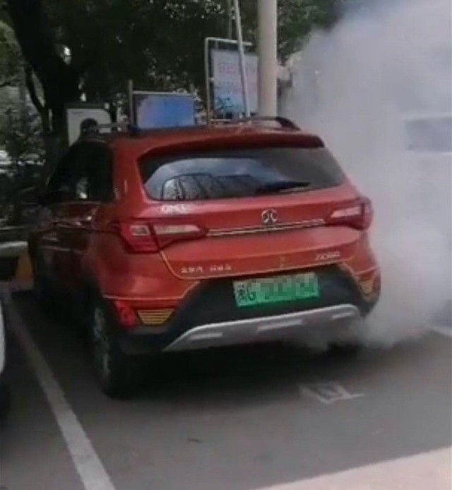 北汽新能源汽车冒烟遇水又爆炸 电动车起火该怎么做？