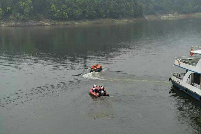 水域救援：冲锋舟艇基础驾驶技能介绍(图2)