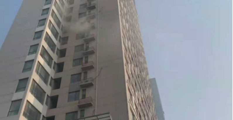 6岁儿童在家烤地瓜引发火灾，房子遭殃了……